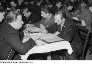 Bergarbeiter im Publikum des Kongreßes des Jungen Brigadiers