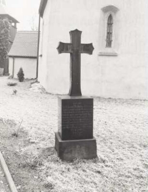 Grabkreuz für Mühlenmeister J. W. Schütze (gestorben 1865)