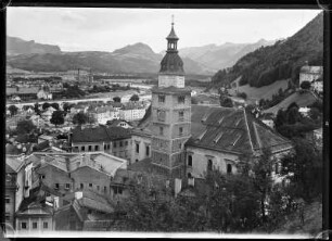 Österreich, Hallein. Pfarrkirche mit Tennengebirge