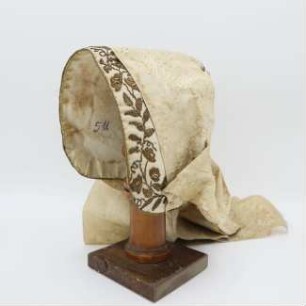 Weiße Trachtenhaube mit Goldener Bouillonstickerei und Dekorativem Band in Gold