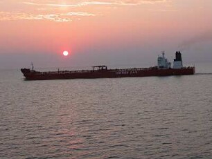 Ostsee - Frachtschiff bei Sonnenuntergang : Frachtschiff abends auf der Ostsee. Aufgenommen im September 2004