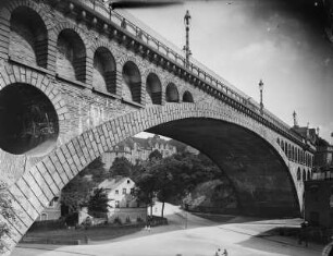 Plauen, Friedrich-August-Brücke (Friedensbrücke) : Plauen. Friedrich-August-Brücke (Friedensbrücke, auch Syratalviadukt; 1903-1905), Bruchsteinbogenbrücke über das Tal des Syrabaches. Untersicht eines Bogensegments über Straßenkreuzung