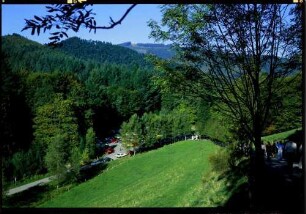 Bürgeln: Aufgang zum Schloss Bürgeln mit Parkplatz und Hochblauenhaus