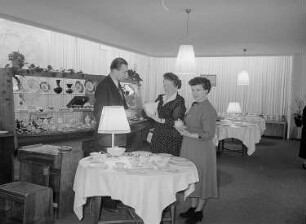 Messe, Präsentation von Porzellangeschirr aus Weimar