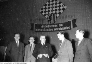 Dresden. Internationales Schachturnier in Dresden unter Teilnahme des Schachgroßmeisters Wolfgang Uhlmann, 1956