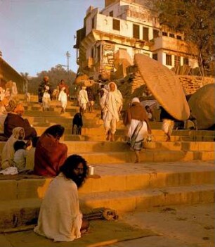 Treppenanlage mit Passanten und seitlich sitzenden Bettlern : Varanasi (Indien). Treppenanlage mit Passanten und seitlich sitzenden Bettlern
