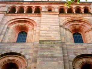 Ansicht von Norden-nördlicher Querhausarm im oberen Bereich mit abgestuften und profilierten Fenstern sowie Zwerggalerie im Detail