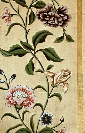 Blumentapete aus Atlas- und Ripsbahnen