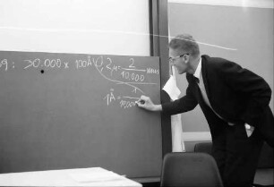 Freiburg: Biologisches Institut II, Prof. Dr. Peter Sitte beim Dozieren über das Elektronenmikroskop