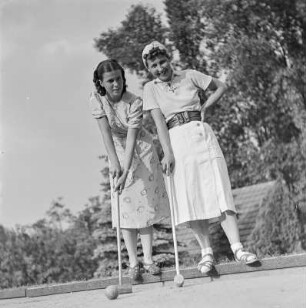 Elisabeth Gremmler und eine Freundin beim Spielen von Roque