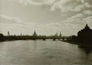 Dresden, Blick von der Albertbrücke elbabwärts über die Carolabrücke auf die Altstadt bei Hochwasser : Dresden, Elbbrücken