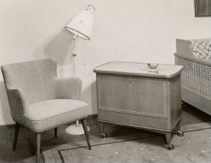 Hausbar : Wohnzimmermöbel (1956; Entwicklungsstelle Triebes) in Ausstellungskoje