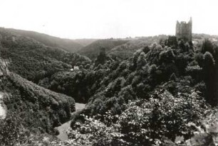 Vulkaneifel, Liesertal mit Burgruine : Liesertal (Rheinland-Pfalz) bei Manderscheid mit Burgruine. Marienblick