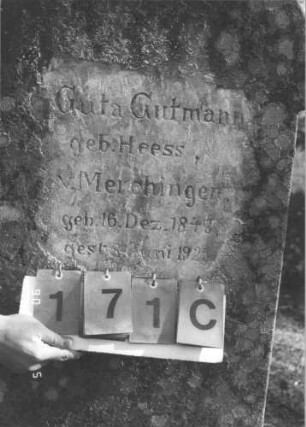 Grabstein 171 (Index: 99608856) Material: Sandstein Zustand: gut Maße HxBxT: 129x60x20 cm Beschreibung: Stele, getreppter, profilierter Sockel, überstehender Rundbogenabschluß, Schriftfeld eingetieft Symbolik: Rundbogenfries Besonderheit: zum Vornamen vgl. 144: Grabstein 171C