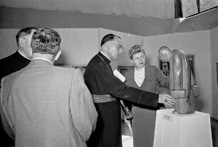 Ausstellung "Schwerbeschädigte Künstler schaffen" in der Goetheschule.