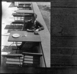 Dessau. Bauhäusler J. Thain auf der Bauhausterrasse (1930)