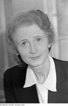 Porträtaufnahmen der Politikerin Helene Beer, Mitglied des Demokratischen Frauenbundes Deutschlands (DFD)