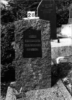 Grabstein 28 (Index: 99802064) Material: Granit mit schwarzer Platte Zustand: gut Maße HxBxT: 110x51x20 cm Beschreibung: Stele, Schrifttafel mit Segmentbogen: Grabstein 28