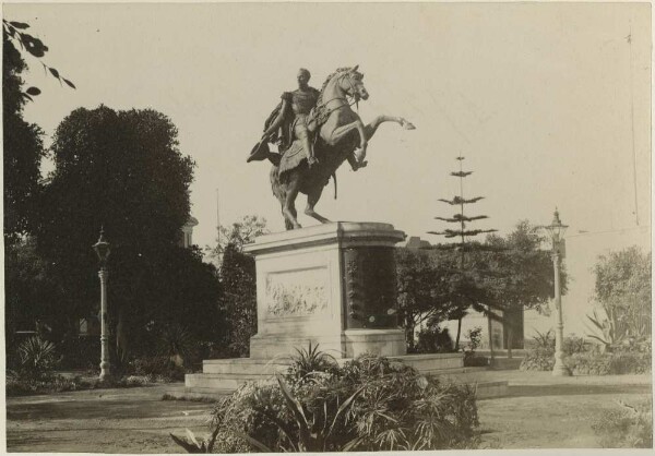 Bolivar statue in Lima