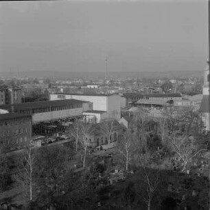 Dresden-Friedrichstadt. Matthäusfriedhof (1725 Anlegung) und Sauerstoffwerk. Blick vom Neuen Schwesternwohnheim des Krankenhauses Dresden-Friedrichstadt Städtisches Klinikum über die Vorwerkstraße