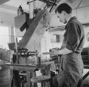Waldkappel. Stockherstellung. Arbeiter beim Fertigen eines Spazierstockes