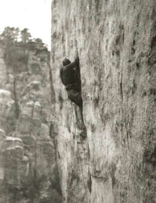 Sächsische Schweiz. Rathener Felsgebiet, Großer Wehlturm. Seilschaft Karlheinz Gonda am Renger-(Nordwest-,FKV-) Weg. (VIIc)