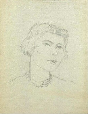 Junge Frau mit Perlenkette