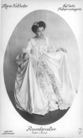 Marie Keldorfer als Sophie in "Der Rosenkavalier" von Richard Strauss. Fotografie (Weltpostkarte) von Bruno Wiehr. Königliche Hofoper Dresden, um 1911/1913 (nicht UA)
