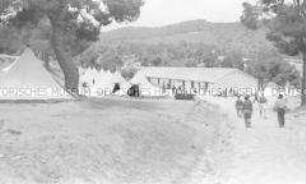 Internierung der Besatzungsangehörigen der "Columbus" im in Algerien gelegenen Internierungslager "Camp Suzzoni", Weg zwischen den Unterkünften (Häuser und Zelte) des Lagers