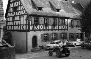 Burkheim: Fachwerkhaus, Vordergrund Traktor