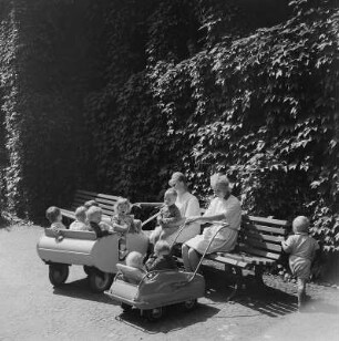 Freiberg. Kindergartengruppe im Stadtpark