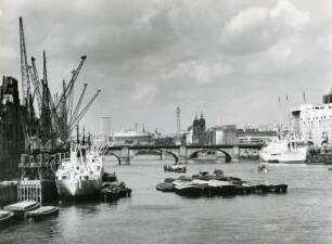 Der Londoner Hafen. Er liegt entlang der Ufer der Themse zwischen London und der Nordsee