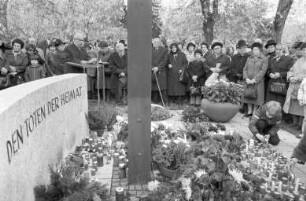 Bund der Vertriebenen Kreisverband Karlsruhe. Gedenkfeier auf dem Karlsruher Hauptfriedhof am neu geschaffenen Gedenkkreuz für die Heimatvertriebenen an Allerheiligen
