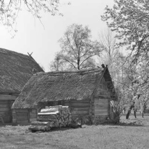 Strohgedecktes Blockhaus des Gehöftes Löwa in Burg-Kauper. : Ze słomu skryte kładźity twar Löwec statoka w Kupaŕskich Bórkowach.