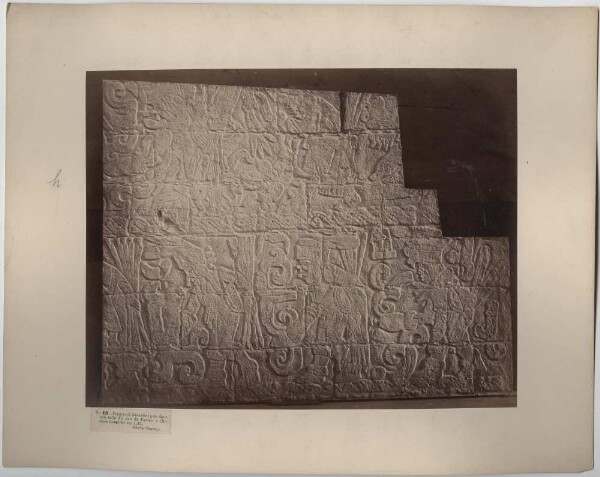 "Fragment de bas-relief pris dans une pièce près du terrain de jeu de balle".