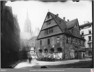 Garküchenplatz und Mehlwaage (Fahrgasse 19) von Südosten, links Fahrgasse 17 (angeschnitten), Garküchenplatz 1 und 3, im Hintergrund Garküchenplatz 10 und 12