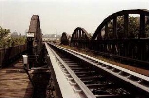 Berlin: Alte verstärkte Hochbahnbogenbrücke über Landwehrkanal