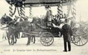 Besuch des norwegischen Königspaares in Larvik, in der königlichen Kutsche sitzend