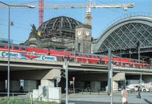 Empfangsgebäude : Hauptbahnhof (1893-1898; E. Giese, P. Weidner) während der Sanierung, Empfangsgebäude mit abgedeckter Kuppel. Blick vom Wiener Platz gegen Außengleis 19