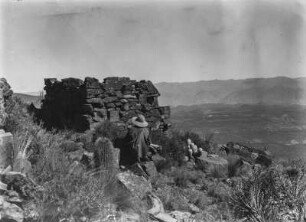 Inka-Ruinen von Condor Huasi : Eine Person vor einer Ruine der Inka-Festung Condor Huasi (Haus des Kondors), vermutlich die heutige Fundstätte El Fuerte.