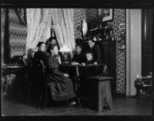 Ohne Titel (Hulda, Margarete, Heinrich, Hans, Walter Zille und Schwiegermutter Frieske am Tisch der Wohnung in der Sophie-Charlotten-Straße 88)