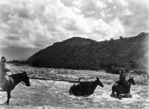 Überquerung des Rio Reyes : Reiter mit Lasttieren durchqueren einen Fluss