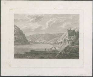 Blick ein Flusstal entlang, umgeben von Bergen