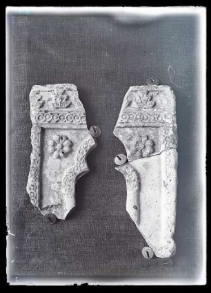 Keramik: Fragment eines Taburetts, Sam 1082.1, Sam 1082.2