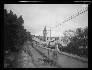 Cuernavaca (Mexiko): Blick über eine Gasse zwischen Grundstücksmauern auf die Kathedrale
