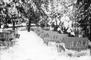 Mummelsee: Gartenmöbel im Schnee