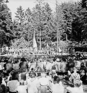 Tag der deutschen Einheit: Großveranstaltung: Veranstalter Kreiskuratorium "Unteilbares Deutschland": Feierstunde: Naturbühne: Bürgerpark: hinten Bühne: auf Stühlen Kapelle des Bundesgrenzschutzes im Halbrund: dahinter Jugend und Vertreter der Landsmannschaften mit Fahnen: an Bühnenrand Wappen der Landsmannschaften: vorne Publikum, 17. Juni 1957