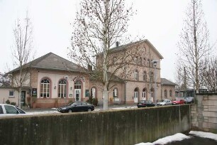 Bahnhof (Massivbau); Dieburg, Am Bahnhof, Eisenbahn