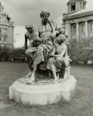 Hamburg-Neustadt, Sievekingplatz, Allegorie des einheitlichen Maß-, Gewichts- und Münzwesens vom Kaiser-Wilhelm-Denkmal