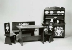 Puppenstubenmöbel mit bäuerlicher Bemalung